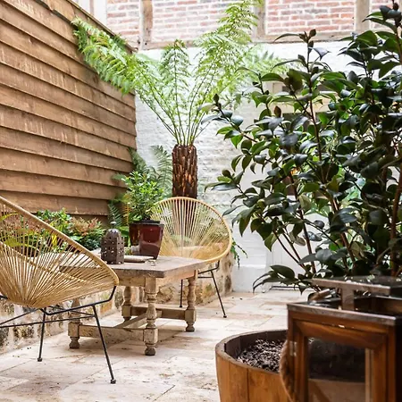 Le Patio / Les Romantiques Du Grenier A Sel