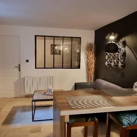 Le Patio / Les Romantiques Du Grenier à Sel Appartement Honfleur