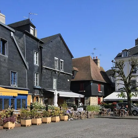 Le Patio / Les Romantiques Du Grenier A Sel Daire