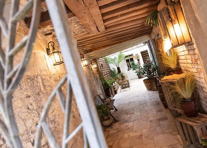 Le Patio / Les Romantiques Du Grenier A Sel * Honfleur